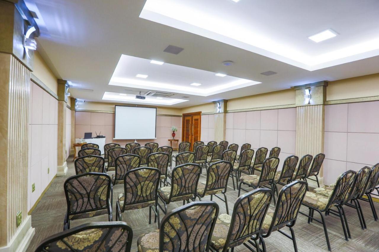 Golden Lis Hotel Boutique Гояния Екстериор снимка A meeting room at the hotel