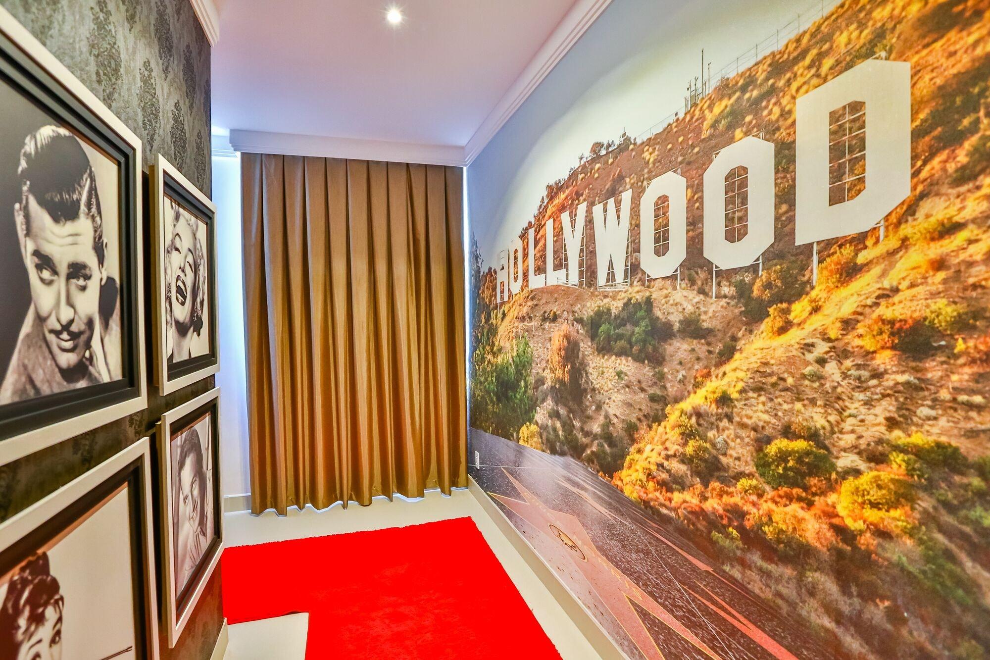 Golden Lis Hotel Boutique Гояния Екстериор снимка The interior of the Hollywood Museum