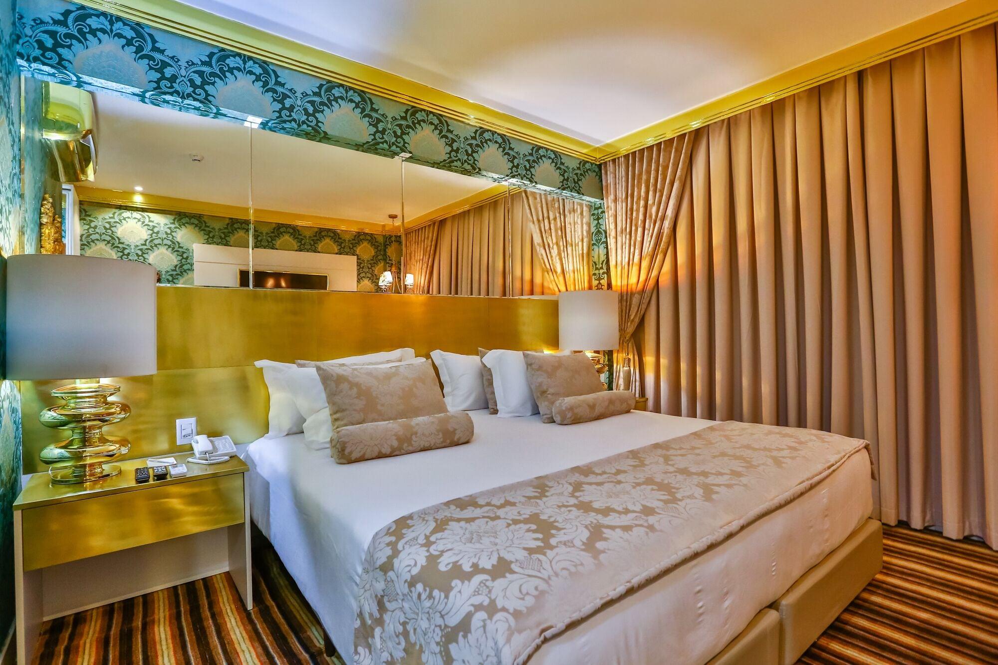 Golden Lis Hotel Boutique Гояния Екстериор снимка A bedroom at the hotel