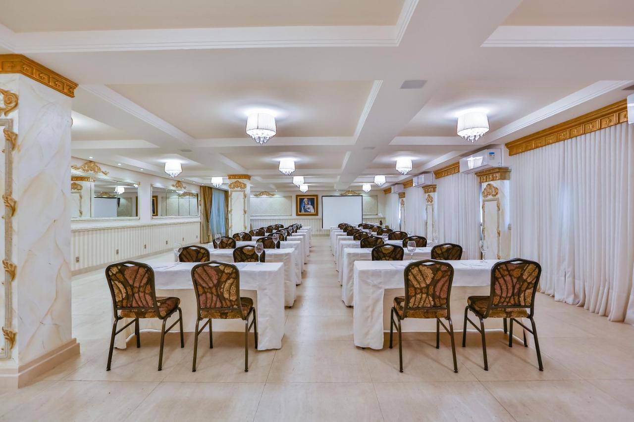Golden Lis Hotel Boutique Гояния Екстериор снимка The conference room