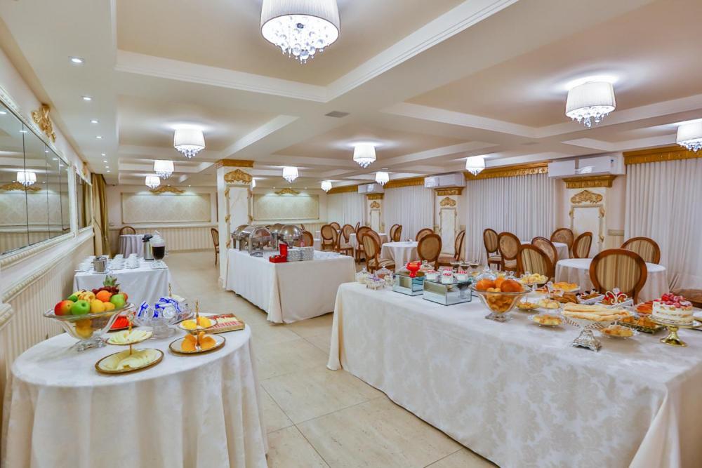 Golden Lis Hotel Boutique Гояния Екстериор снимка A buffet